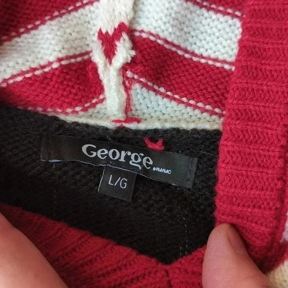 Santa's Favourite Sweater - Picture 5 of 9